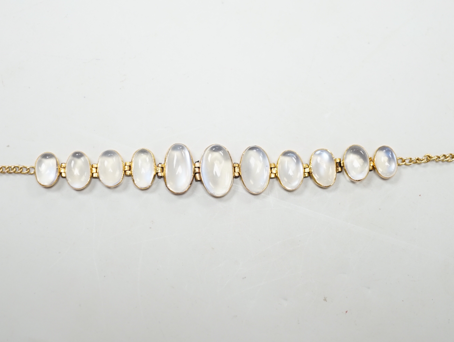 A 9ct and graduated oval cut moonstone set bracelet, 16cm, gross weight 5 grams.
